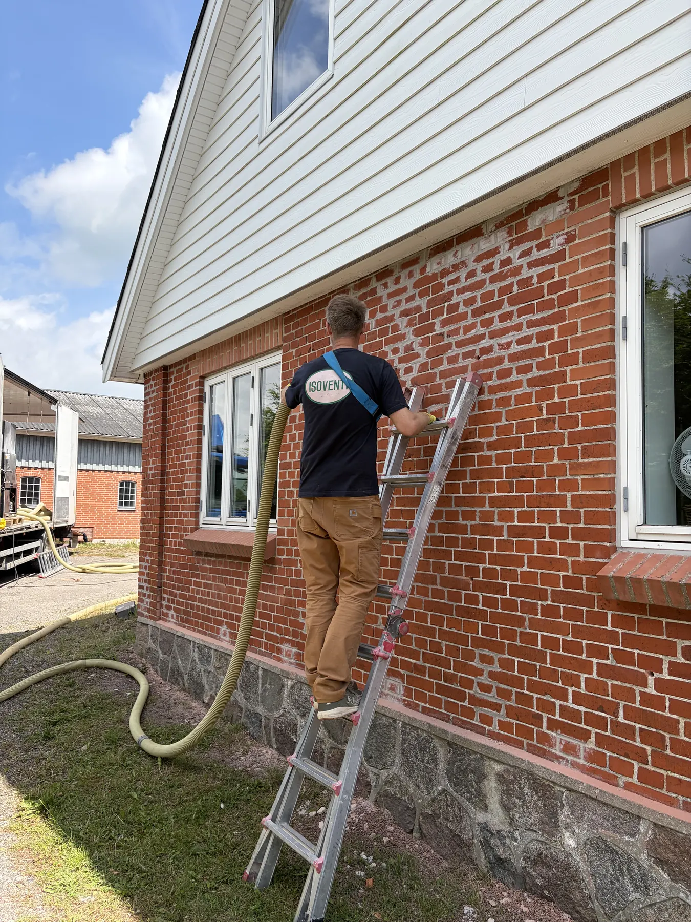Hulmursisolering med indblæsning i mur